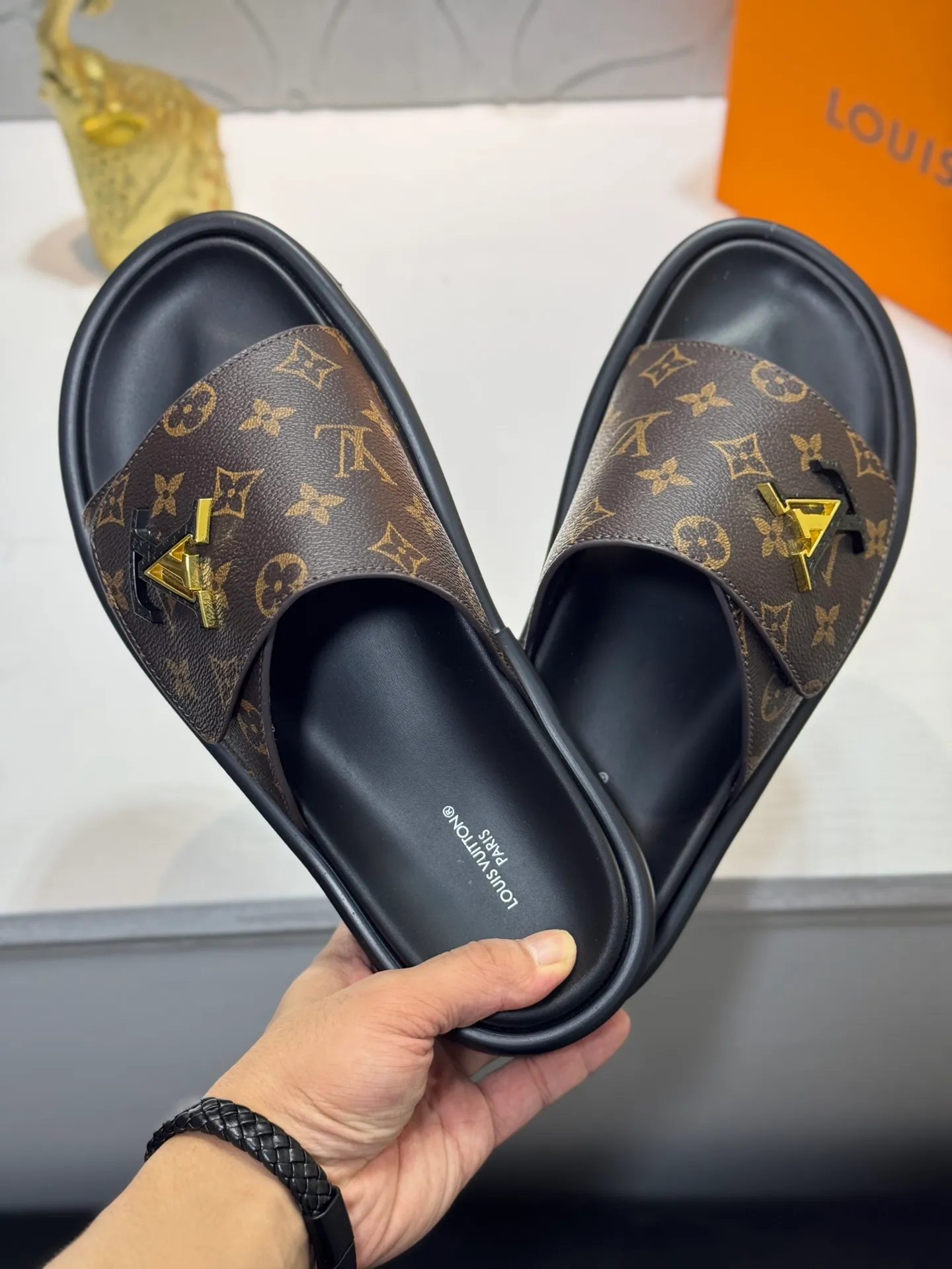 Men's Men's Shoes💰360 [New Style]🦇🦇Top Original [Louis Vuitton] Slippers for Couples👫Spring and Summer Style🎯🎯As an active family in the fashion industry ⭐ Lv takes bold innovation as its true nature ⚡Fabric and floral with hardware🔥Clean and neat ⚡Fashionable and elegant🌹Multiple colors available Size: 36-44 (45. Customized